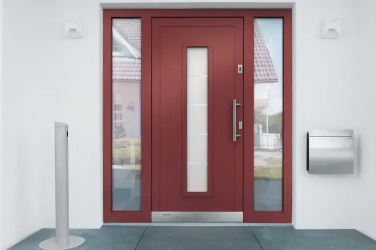 Rote Haustür mit Glaseinsatz und Seitenteilen, moderner Hauseingang außen